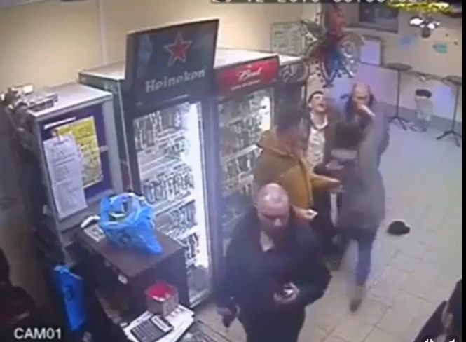 Кассирша послала в нокаут дебошира (видео прилагается) и влюбила в себя иностранцев в Сети Кассирша послала в нокаут дебошира (видео прилагается) и влюбила в себя иностранцев в Сети