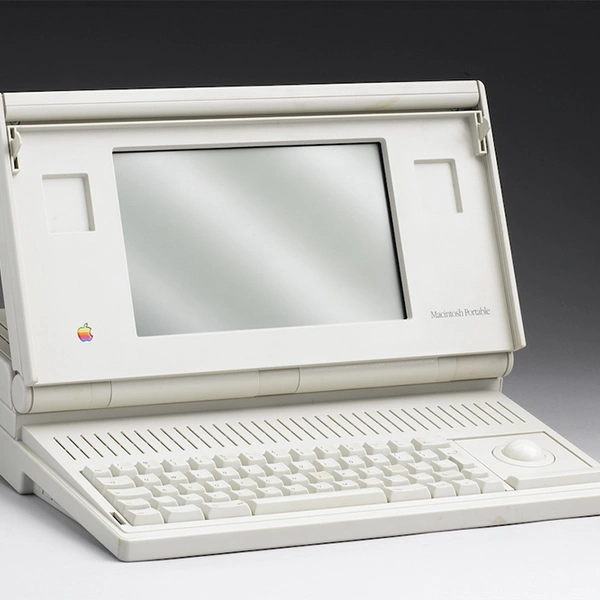 Первый портативный ПК Apple с автономным питанием Macintosh Portable выпущен в 1989году, но успеха не имел