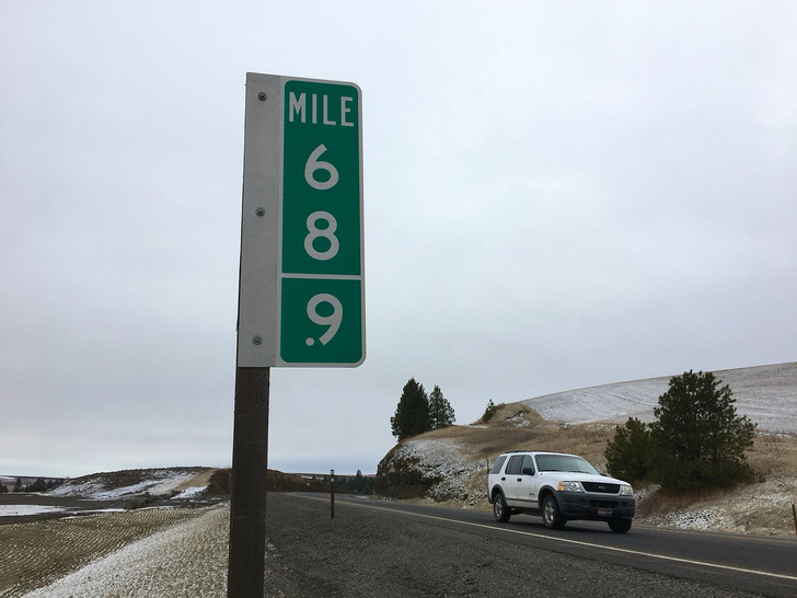 В США пришлось заменить сотни дорожных знаков с указанием 69 и 420 милей