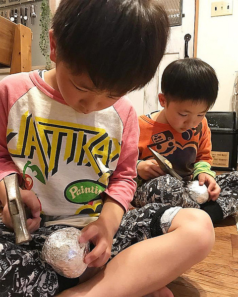 Полировка шаров из фольги — популярное японское хобби
