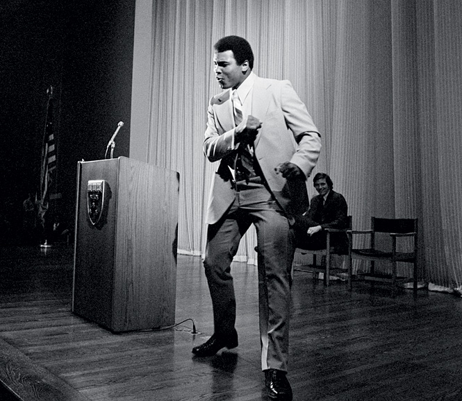 Али танцует перед  выпускниками бизнес-школы Гарвардского университета
