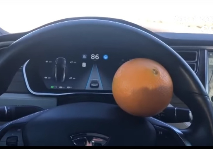Фото №1 - Мужик обманул автопилот Tesla с помощью апельсина! (хитроумное ВИДЕО)