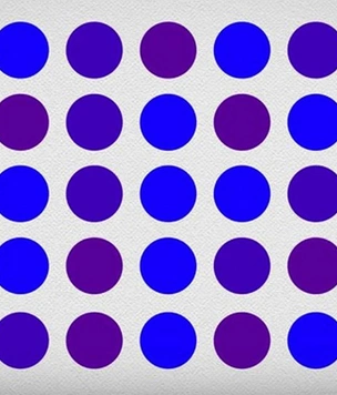 Точки синие или фиолетовые? Оптическая иллюзия, которая заставит тебя усомниться в том, что ты можешь различать цвета