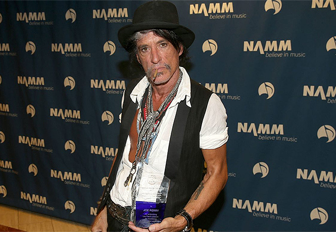 Гитарист Aerosmith потерял сознание в гримерке и был госпитализирован Гитарист Aerosmith потерял сознание в гримерке и был госпитализирован