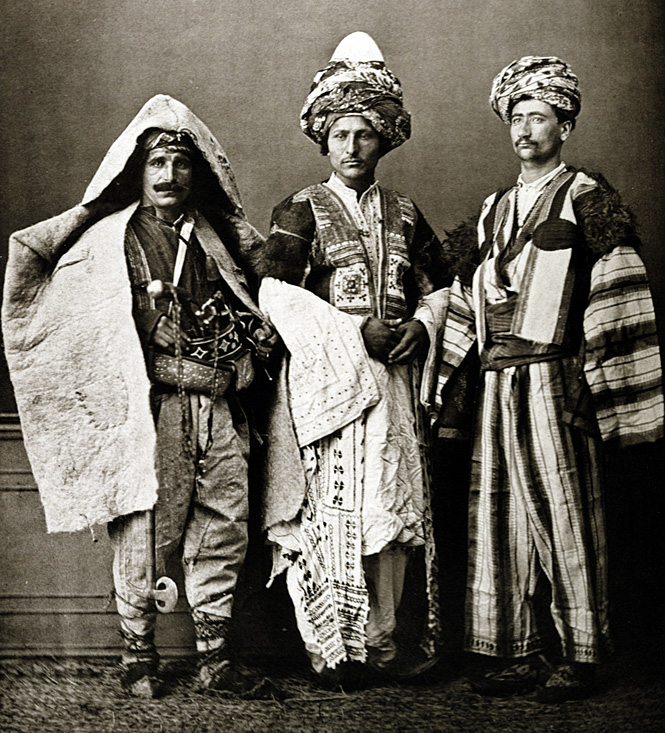 Курды в национальной одежде