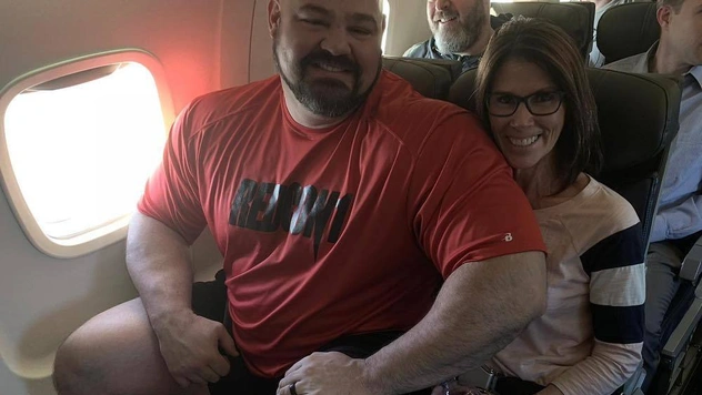 Два огромных чемпиона по пауэрлифтингу показали, как им пришлось лететь рядом в эконом-классе