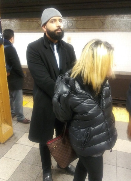 В метро Нью-Йорка задержали русскоязычную пассажирку за ругань и нападение с зонтом (видео)