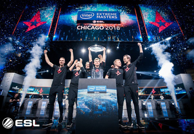 На турнире по CS: GO чемпионский кубок сломался прямо во время церемонии награждения На турнире по CS: GO чемпионский кубок сломался прямо во время церемонии награждения