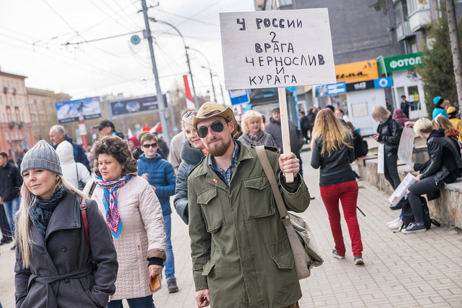 Запрещена в России: плакаты первомайской Монстрации — 2017 Запрещена в России: плакаты первомайской Монстрации — 2017