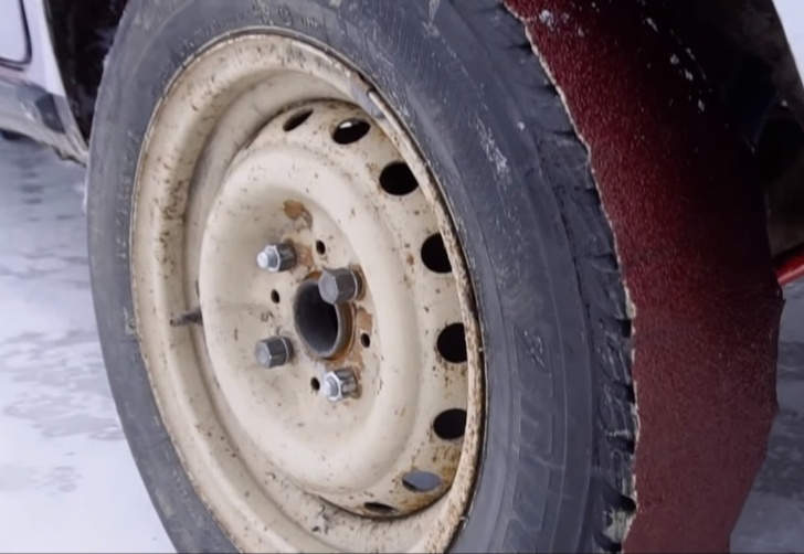 Мужики приклеили на покрышки автомобиля наждачку вместо шипов (видео)