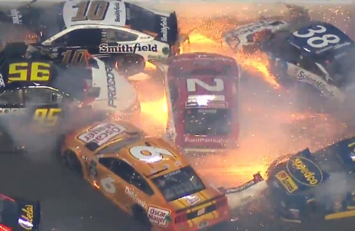 Фото №1 - Эпичнейшее столкновение двадцати болидов на гонке NASCAR (видео)