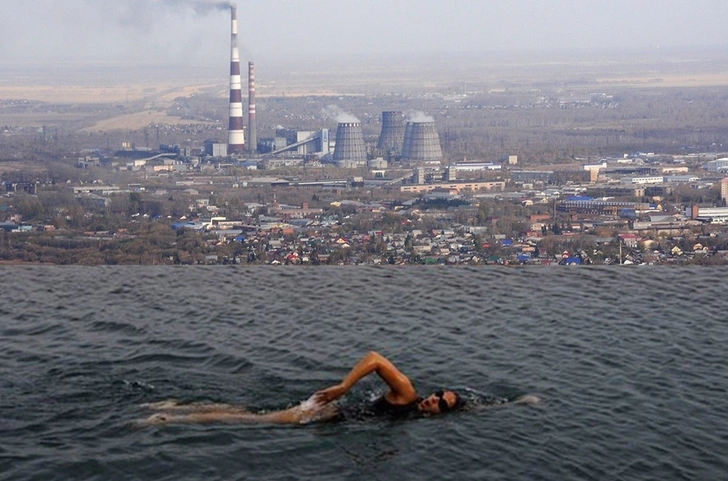 Новый смешной фотофлешмоб — открытые бассейны с видом на суровую российскую реальность (и не только)