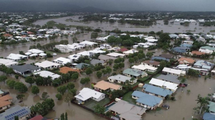 Власти австралийского города Таунсвилл затопили его, чтобы спасти от наводнения