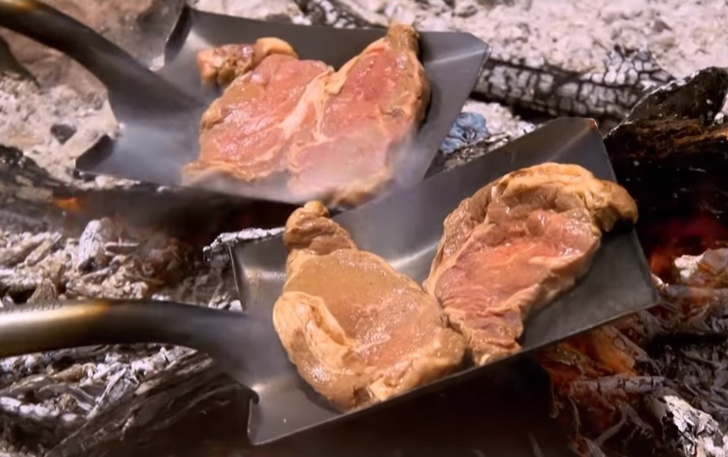 Как пожарить мясо на лопате (видео от Гордона Рамзи)