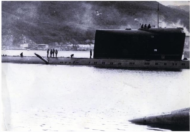 История одной фотографии: торпеда торчит в борту советской подлодки в 1989 году