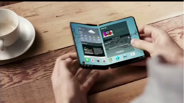 Фото №1 - Bloomberg: Samsung совместно с Google разрабатывает смартфон-раскладушку с гибким экраном