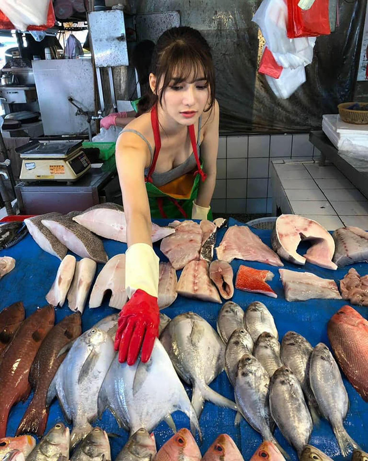 Фото №3 - Пользователи нашли «самую красивую продавщицу рыбы» (фото и видео прилагаем). Но с ней все оказалось не так просто