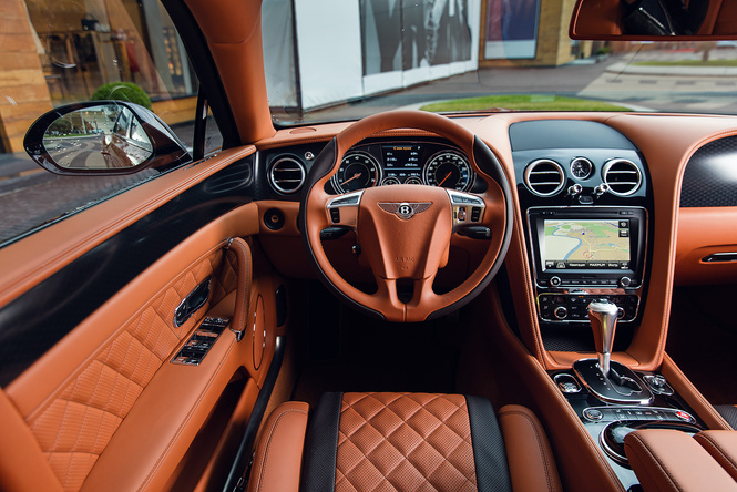 Cамый быстрый четырехдверный Bentley в истории — Flying Spur W12 S Cамый быстрый четырехдверный Bentley в истории — Flying Spur W12 S