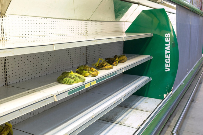Вот сколько пачек денег нужно, чтобы купить самые простые продукты в Венесуэле (фото) Вот сколько пачек денег нужно, чтобы купить самые простые продукты в Венесуэле (фото)