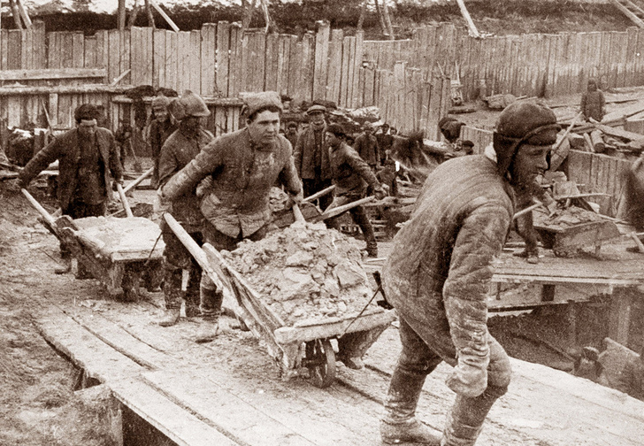 Заключенные на строительстве 
Беломорканала. 1933 год