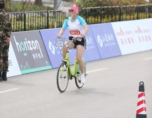 В Китае участницу марафона пожизненно отстранили от соревнований за использование в пути велосипеда