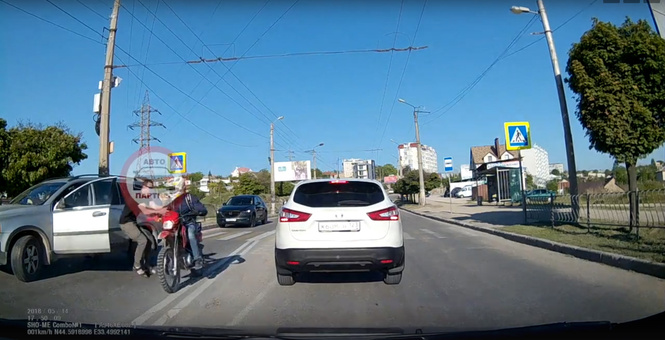 Сбивший велосипедиста водитель по ошибке напал на мотоциклиста (ВИДЕО) Сбивший велосипедиста водитель по ошибке напал на мотоциклиста (ВИДЕО)