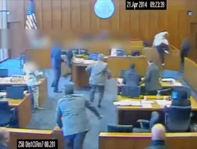 Подсудимый нападает на свидетеля прямо в зале суда — и в него стреляют! Динамичное ВИДЕО Подсудимый нападает на свидетеля прямо в зале суда — и в него стреляют! Динамичное ВИДЕО