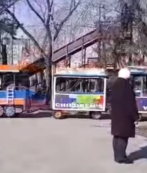 В Омске детский паровозик катался по парку под Rammstein и прославился на всю страну (видео)