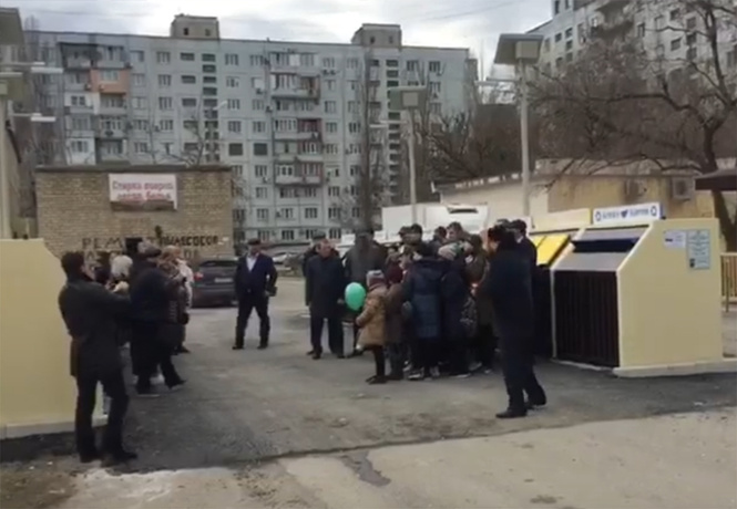 В центре Махачкалы торжественно открыли новую мусорку (видео) В центре Махачкалы торжественно открыли новую мусорку (видео)