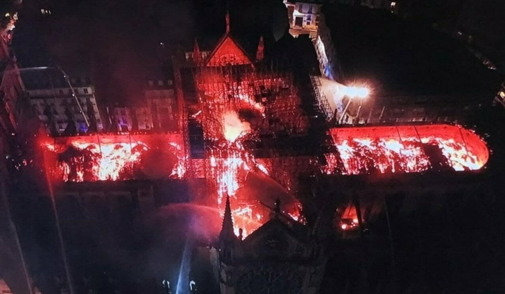 Фото №1 - Как горел Собор парижской Богоматери (фото очевидцев)