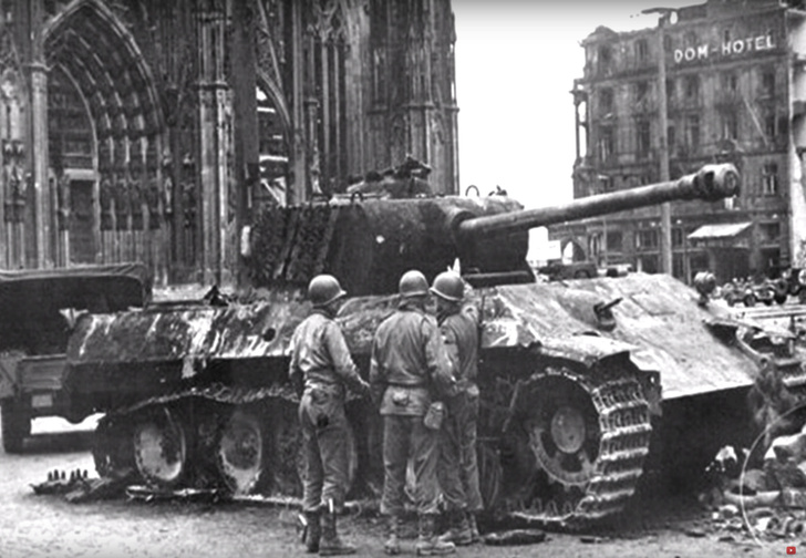 «Першинг» против «Пантеры»: реальное видео танкового боя Второй мировой войны