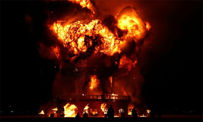 На фестивале Burning Man и в самом деле сгорел человек На фестивале Burning Man и в самом деле сгорел человек