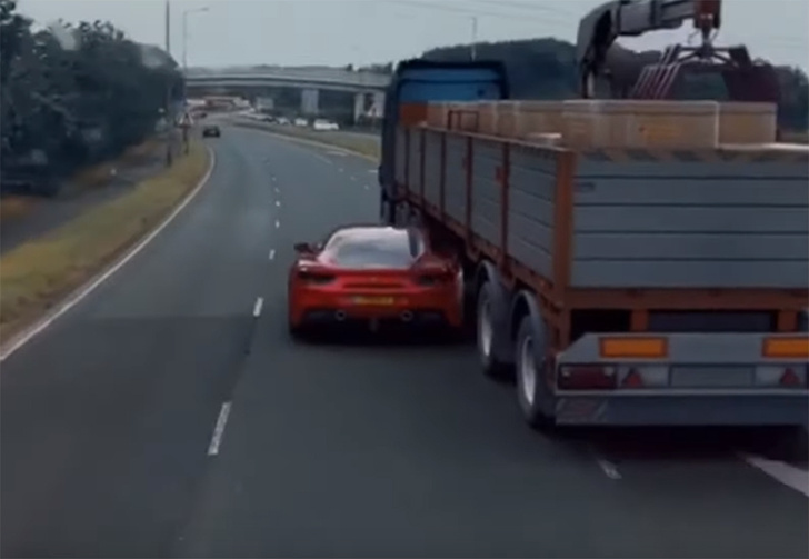 Вирусное видео с проездом «Феррари» под грузовиком (как в «Форсаже») оказалось фейком