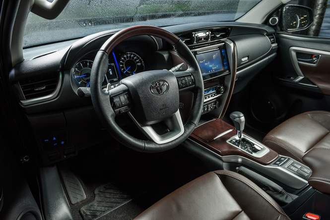 Toyota Fortuner: большой, емкий, крепкий Toyota Fortuner: большой, емкий, крепкий