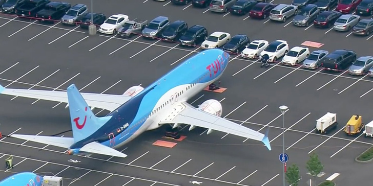 Фото №1 - После скандала с авиакатастрофами компания Boeing не может продать самолеты и вынуждена хранить их на парковке для сотрудников (фото)