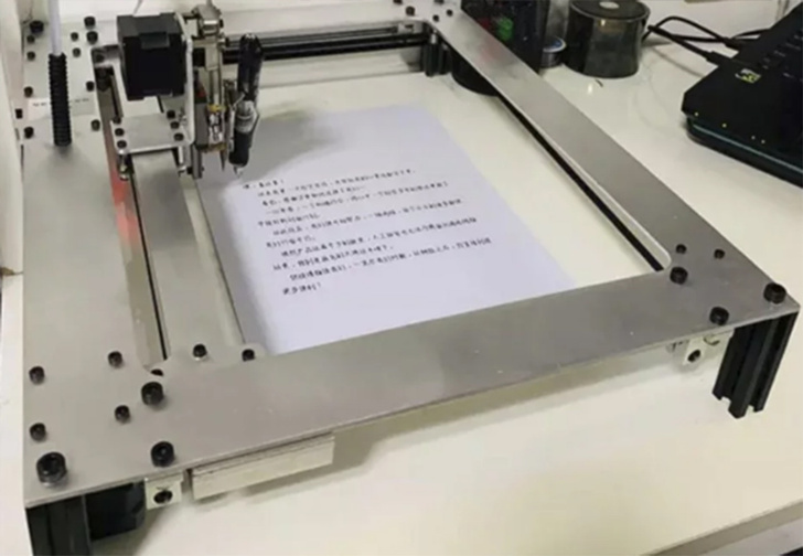 Китайская школьница завела робота, который делал за нее домашние задания