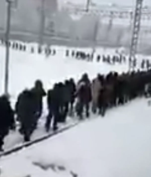 В пути сломалась электричка, и десяткам пассажиров пришлось идти в Москву по рельсам (видео)
