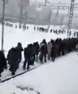 В пути сломалась электричка, и десяткам пассажиров пришлось идти в Москву по рельсам (видео)