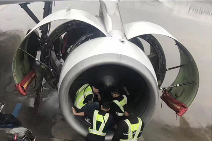 В Китае вылет самолета задержали из-за пассажирки, бросившей в двигатель горсть монет