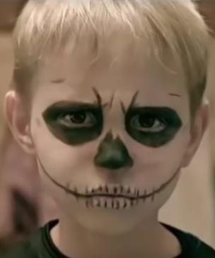 «Зачем ты, мама, на дочку пялишь омерзительную маску?»: христианский шансон о вреде Хеллоуина (видео)