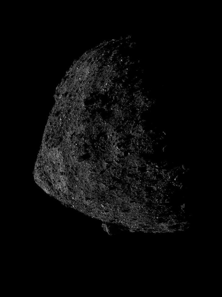 Космический корабль NASA с рекордно близкого расстояния снял астероид Бенну (огромное фото)