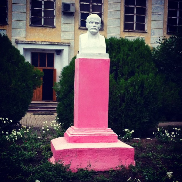 Самые дурацкие памятники Ленину