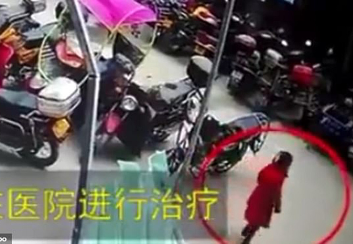 Шестилетняя девочка из Китая упала с 26-го этажа, а потом встала и спокойно пошла дальше (видео)