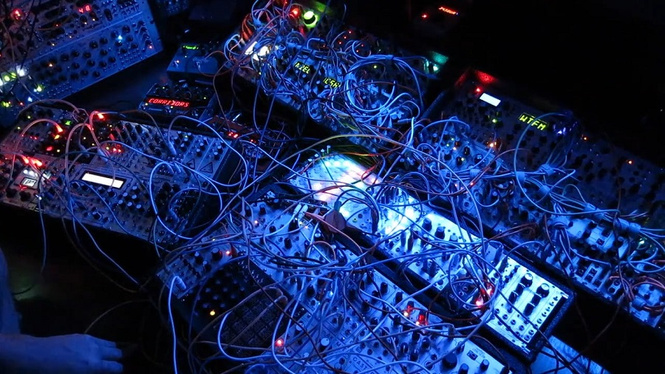 В Москву на Synthposium съезжаются ди-джеи и электронщики со всего мира В Москву на Synthposium съезжаются ди-джеи и электронщики со всего мира