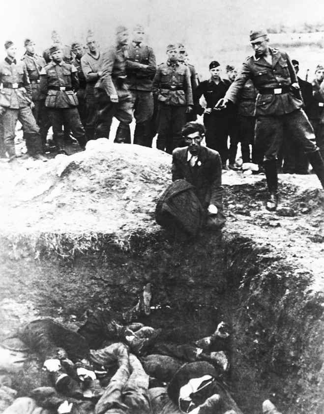 Расстрел польских евреев эсэсовцами. 1942 год Расстрел польских евреев эсэсовцами. 1942 год