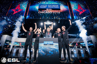 На турнире по CS: GO чемпионский кубок сломался прямо во время церемонии награждения