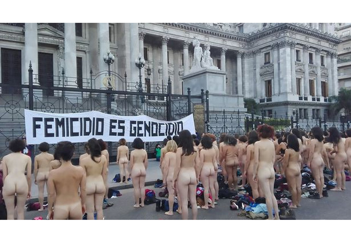 Голые девушки заполонили улицы Аргентины.