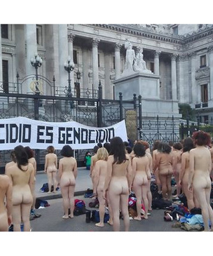Голые девушки заполонили улицы Аргентины