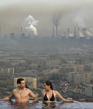 Новый смешной фотофлешмоб — открытые бассейны с видом на суровую российскую реальность (и не только)