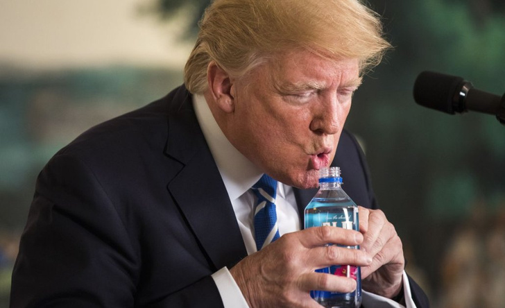 Лучшие фотожабы на Трампа, пьющего из бутылки!